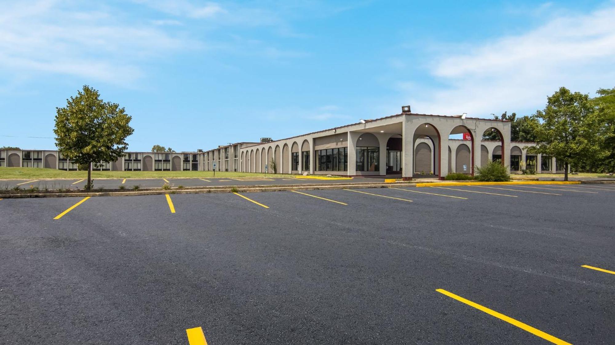 Hometowne Studios By Red Roof And Conference Center Chicago - N Aurora Naperville North Aurora Exterior photo